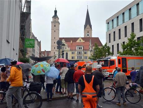 GERMANY: MAN TAKES 3 HOSTAGES AT CITY HALL