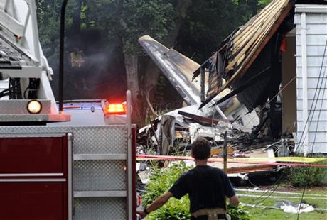 PLANE APPROACHING CONN. AIRPORT CRASHES INTO HOMES
