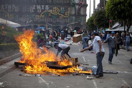 POLICE MOVE IN ON MEXICO CITY PROTESTERS