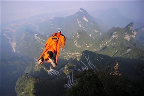 HUNGARIAN WINGSUIT FLYER DIES DURING CHINA JUMP