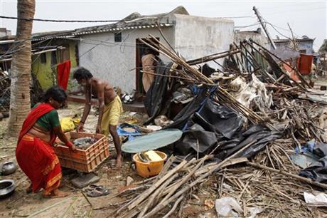 INDIAN OFFICIALS SAY FEW DEATHS IN MASSIVE CYCLONE