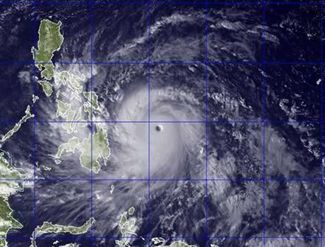 Thousands flee before big typhoon hits Philippines