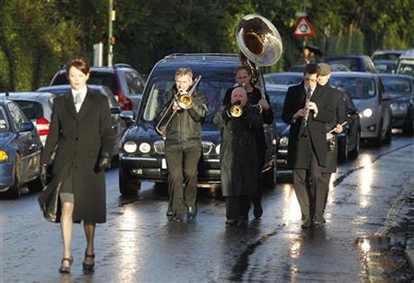 ‘GREAT TRAIN ROBBER’ RONNIE BIGGS LAID TO REST