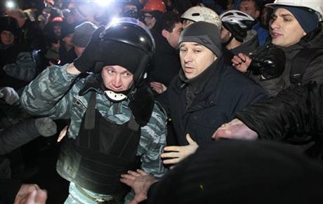 UKRAINE: OPPOSITION LEADER INJURED IN CLASHES