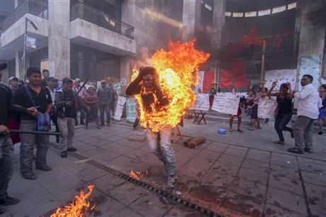 Mexican farmer immolates self during protest