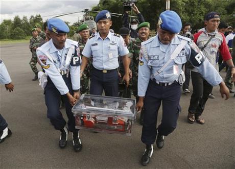 Divers find black boxes in AirAsia crash, retrieve 1 of them