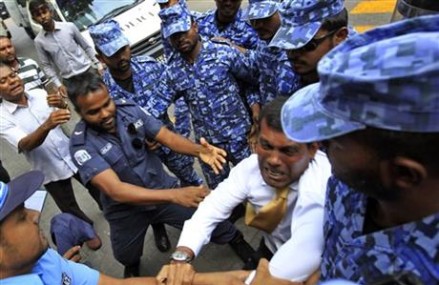 Former Maldives president dragged into court by police