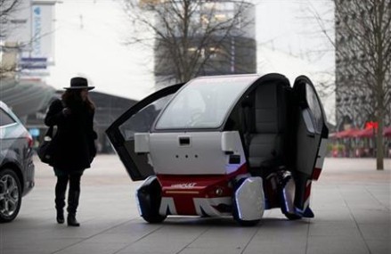 Britain starts public trial of driverless cars