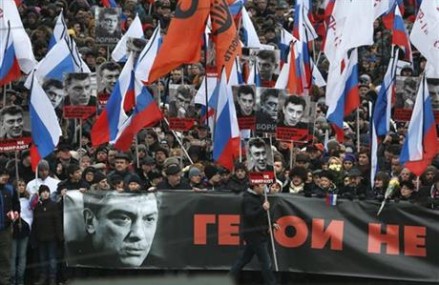 Thousands march in Russia to mourn Putin critic Nemtsov