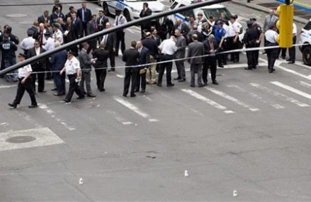 Police shoot man suspected in 4 hammer attacks in Manhattan