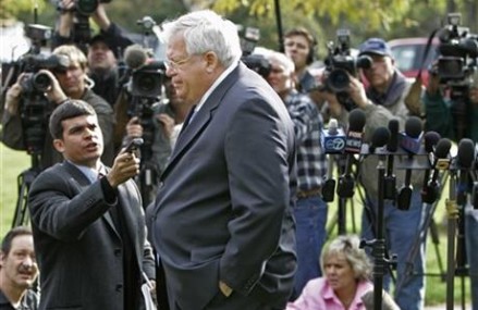 Hastert to make 1st court appearance in hush money case