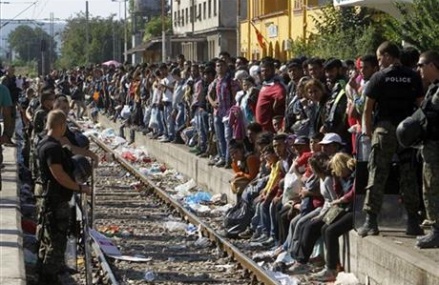 Thousands of migrants head closer to EU from Macedonia