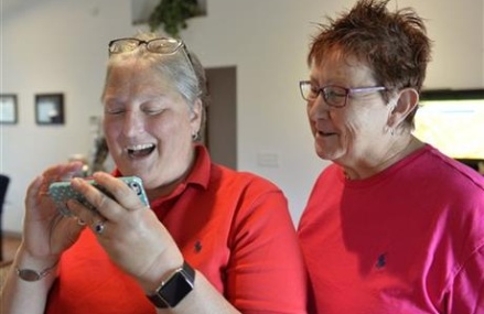 Same-sex couple cheers gay marriage ruling in Kentucky