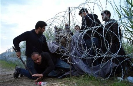 Hungary border fence proves futile in slowing migrant flow