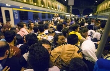 Hungary shuts down rail traffic for westward-bound migrants