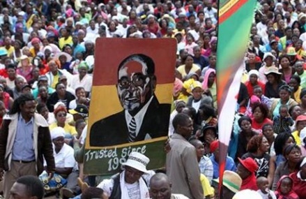 Tens of thousands rally to support Zimbabwe’s Mugabe
