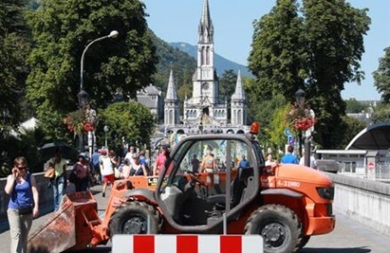 Under heavy security, Catholic pilgrims visit Lourdes shrine